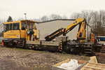 Robel Bahnbau Gruppe 9420 006-5 D-DB mit Palfinger Bagger  im Güterbahnhof Berlin Grünau am 23. Dezember 2020.