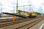 DB Bahnbaugruppe Kirow EDK Gleisbaukran am 31.07.21 in Bad Vilbel vom Bahnsteig aus fotografiert