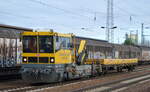 Gleisarbeitsfahrzeug BAMOWAG 54.22 der DB Bahnbau Gruppe  GKW 302  ( D-DB 99 80 9420 004-0 ) + Hänger am 18.01.22 Durchfahrt Bf.