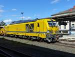 DB Bahnbaugruppe 249 052 ( 9280 4185 052-2 D-DBBBG ), mit einem Bauzug am Haken in Gera am 29.8.2026