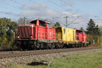 Sandwich mit 212 323-0, 212 310-7 (beide DB Bahnbau) und einem Wagen zur Schienenpflege bei Eglharting, 29.10.2026
