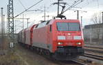 DB Cargo AG [D] mit  152 054-3  [NVR-Nummer: 91 80 6152 054-3 D-DB] und gemischtem Güterzug Richtung Ziltendorf EKO am 09.03.20 Bf. Flughafen Berlin Schönefeld.