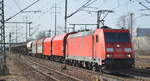DB Cargo AG [D] mit  185 256-5  [NVR-Nummer: 91 80 6185 256-5 D-DB] und gemischtem Güterzug Richtung Ziltendorf EKO am 24.02.21 Durchfahrt Bf. Flughafen BER Terminal 5.
