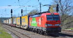 DB Cargo AG [D] mit  193 357  [NVR-Nummer: 91 80 6193 357-1 D-DB] und Taschenwagenzug am 27.04.21 Durchfahrt Bf. Saarmund.