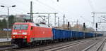 DB Cargo AG [D] mit  152 005-5  [NVR-Nummer: 91 80 6152 005-5 D-DB] und einem Ganzzug polnischer offener Drehgestell-Güterwagen am 08.02.22 Durchfahrt Bf.