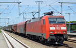 DB Cargo AG [D] mit  152 097-2  [NVR-Nummer: 91 80 6152 097-2 D-DB] und gemischtem Güterzug am 24.06.22 Durchfahrt Bahnhof Golm.