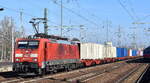 DB Cargo AG [D] mit ihrer  189 059-9  [NVR-Nummer: 91 80 6189 059-9 D-DB] und einem Containerzug am 15.02.23 Durchfahrt Bahnhof Flughafen BER Terminal 5