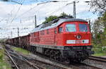 DB Cargo AG (D) mit ihrer  233 452-2  [NVR-Nummer: 92 80 1233 452-2 D-DB] und einem gemischten Güterzug am 03.05.23 Vorbeifahrt Bahnhof Magdeburg Neustadt.