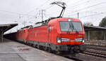 DB Cargo AG, Mainz mit ihrer  193 384  (NVR:  91 80 6193 384-5 D-DB ) mit  189 003-7  (NVR:  91 80 6189 003-7 D-DB ) und einem gemischten Güterzug am Haken am 14.02.24 Durchfahrt Bahnhof