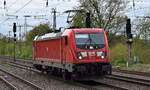 DB Cargo AG, Mainz mit ihrer  187 120  (NVR:  91 80 6187 120-1 D-DB ) am 11.04.24 Höhe Bahnhof Saarmund.