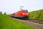 DB Cargo Bombardier Traxx 185 067-6 mit Mischer in Hanau Rauschwald am 13.04.24 