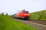 DB Cargo Siemens 152 012-1 mit Containerzug in Hanau Rauschwald am 13.04.24 