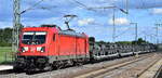 DB Cargo AG, Mainz mit ihrer  187 180  [NVR-Nummer: 91 80 6187 180-5 D-DB] und einem Militärzug des niederländischen Heeres (Koninklijke Landmacht) mit diversen Fahrzeugen am 18.04.24