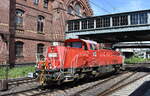 DB Cargo AG, Mainz mit ihrer  265 017-4  (NVR:  92 80 1265 017-4 D-DB ) am 27.05.24 Höhe Bahnhof Hamburg-Harburg.