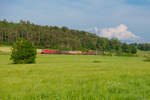 152 017 DB Cargo mit einem E-Wagenzug bei Oberdachstetten Richtung Würzburg, 26.06.2021