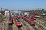 Mannheim Rbf, 05.04.2025: Zahlreiche Loks der Baureihen 152, 185 und 193 von DB Cargo stehen bereit für neue Aufgaben im Mannheimer Rbf. Einzig und allein eine ECR 186 sticht aus der Menge der verkehrsroten Lokomotiven heraus. Auch eine SBB 482 ist vorhanden, die schafft es allerdings bedeutend besser sich vor der Kamera zu verstecken.