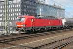 Noch Seltenheitswert besitzen die Vectron MS von DB Cargo im Raum Dresden, hier die 193 388 im August 2025 vor einem Güterzug in Richtung Tschechien.