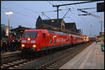DB Cargo 185 003-1 & 163-3 mit dem Coca-Cola Weihnachtszug am 03.12.2025 in Gießen.