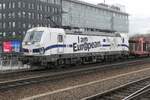 193 360 mit Sonderbeklebung mit einem typischen DB-Cargo-Zug bei der Durchfahrt durch Dresden Hauptbahnhof Richtung Tschechien im Februar 2026
