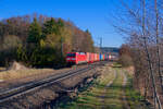 152 078 DB Cargo mit einem Containerzug bei Postbauer-Heng Richtung Nürnberg, 28.02.2022