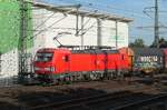 Da sie noch so selten zu sehen sind; die 193 390 von DB Cargo f�hrt einen typischen DB-Cargo-Zug mit total verschmierten Wagen und ''viereckigen R�dern'' im September 2026 durch Dresden Freiberger Stra�e vor den ''Dresdner Schrammsteinen''.