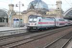 Die einzigsten TRAXX 3 mit Werbegitter in der heutigen Zeit fahren für DB Fernverkehr- hier die 147 556 mit einem IC2 in Dresden Hauptbahnhof im August 2025