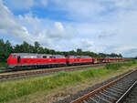 Die Diesellokomotiven 218 379-6 und 218 397-8 sind hier im Juni 2024 kurz vor der Abfahrt vom Bahnhof in Niebüll zu sehen.