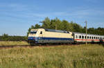 Intercity kommend aus Richtung Hamburg, mit der 101 112-1  Rheingold  als Schiebelok. 3km östlich von Büchen, 16.08.2018.