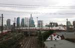 DB Fernverkehr ICE2 402 xxx am 11.01.20 in Frankfurt am Main von der Camberger Brücke aus fotografiert vor der Skyline 