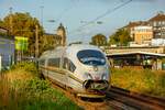 DB ICE 403 022  Einziganders  Regenbogen-ICE als ICE1224 in Wuppertal Hbf, Oktober 2021.