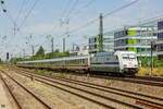 DB 101 057-8  Europa  schiebt IC in M�nchen-Heimeranplatz, Juni 2023.