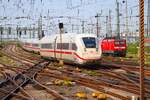 DB Fernverkehr ICE4 (412 xxx) am 11.05.24 in Frankfurt am Main Hbf. Die Fotos wurden per Telezoom vom Bahnsteigende gemacht