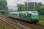 DB 101 039-6  Fahrtziel Natur  schiebt Leerzug IC2310 in Wuppertal, Juni 2024.