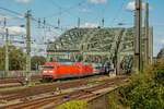 DB 101 145-1 & DB 101 074 mit IC2311 auf der Hohenzollernbrücke in Köln, August 2024.