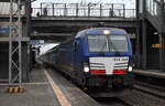 DB Fernverkehr AG [D] mit der blauen BRCE Vectron  X4 E - 639  [NVR-Nummer: 91 80 6193 639-2 D-DISPO] und polnischer EC-Wagengarnitur Richtung Bahnhof Berlin-Lichtenberg am 16.01.25 Durchfahrt Bahnhof