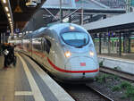 TZ 8038, ein im März 2025 in Dienst gestellter Hochgeschwindigkeitstriebzug vom Typ ICE 3neo kommt hier Ende September 2025 am Hauptbahnhof in Duisburg an.