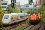 DB ICE4 & rechts Northrail Gravita mit Bauzug in Wuppertal, September 2025.