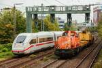 DB ICE4 & rechts Northrail Gravita mit Bauzug in Wuppertal, September 2025.