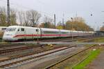 DB Fernverkehr ICE1 mit ICE2 Triebkopf 402 046-7 am 08.11.25 in Kahl am Main