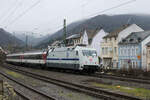 Ein letztes Mal: Der EC 7, gezogen von 101 057, passiert Boppard auf dem Weg nach Basel SBB (13.12.2025)