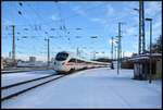 Ein ICE-T 411 am 27.01.2026 als  Falschfahrer  auf dem Gegengleis bei der Einfahrt in den Würzburger Hauptbahnhof. Das Richtungsgleis Würzburg ist zum Zeitpunkt der Aufnahme wegen Bauarbeiten zwischen Abzweig Würzburg Heidingsfeld und Würzburg Hbf gesperrt.