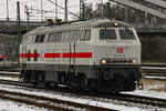 D-DB 218 341-6 rangierte am 01.02.2026 aus der Abstellung des Lübecker Hbf an ihren Intercity (IC 2262) um diesen nach Rostock Hbf (WR) zu ziehen.