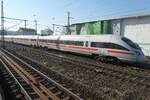 Noch sind solche Aufnahmen mit dem 411 510 vor den  Schrammsteinen im Raum Dresden  (Haltepunkt Dresden-Freiberger Straße) möglich, Februar 2026; letztes Jahr zur Unkraut-Wachstumsperiode konnte man immer nur kleine Abschnitte mit freier Sicht aufnahmen.