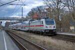 147 593 hinter dem IC2 nach Rostock Hbf am 01. März 2026 bei der Durchfahrt durch den Bahnhof Dabendorf.


Deutschland / Bahnhöfe (A - E) / Dresden Hbf ·DH·, Deutschland / Unternehmen (A - K) / DB Fernverkehr AG, Frankfurt (Main), Deutschland / E-Loks | Drehstrom | 91 80 / 6 147 BR 147.5 ·Traxx AC3· IC
