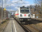 147 590 mit einem IC aus Richtung Rostock Hbf am 01. März 2026 bei der Durchfahrt durch den Bahnhof Dabendorf in Richtung Berlin.