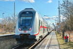 Nachschuss auf 147 590 in Dabendorf am 01. März 2026 im Bahnhof Dabendorf.
</p>

Seit dem Fahrplanwechsel 25/26 fahren auf dem IC2 von Warnemünde nach Dresden 147.5-Lokomotiven mit Twindex-Doppelstockwagen. 
