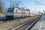 147 565 mit dem IC2 nach Rostock Hbf am 06. März 2026 bei der Durchfahrt durch den Bahnhof Dabendorf.
