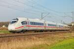 Am 23.03.2026 ist Tz8020 „Amsterdam“ als InterCity-Express in Richtung Amsterdam in Hohnhorst unterwegs.