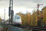 Ein ICE 3neo passiert am 3.11.2025 das ESig Großauheim.