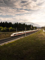 Ein DB 412 fährt am 19.04.2026 auf der Koralmbahn, nahe Wiederndorf-Aich, vorüber.

Zug: ICE 117  Chiemgau 
Laufweg: Frankfurt (Main) Hbf ➤ Darmstadt Hbf ➤ Heidelberg Hbf ➤ Stuttgart Hbf ➤ München Hbf ➤ Salzburg Hbf ➤ Villach Hbf ➤ Klagenfurt Hbf ➤ Graz Hbf